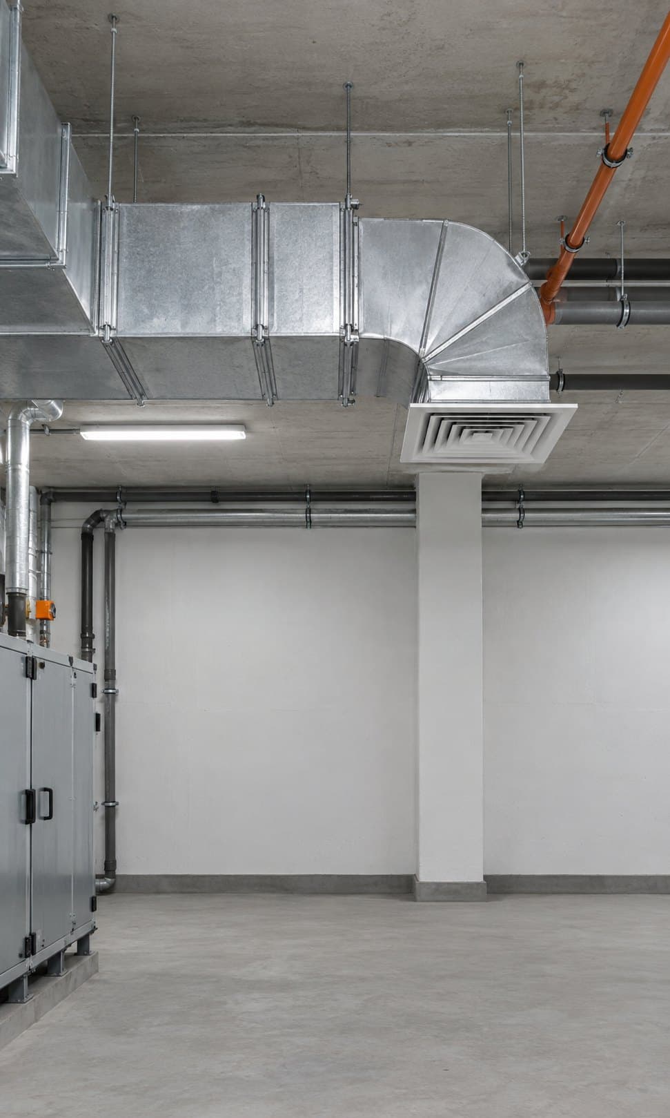 Teknik hacimde tavana asılı galvaniz dikdörtgen havalandırma kanalları ve tavan menfezi